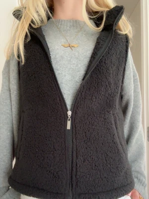 Svart teddyväst -  Svart väst med fickor och dragkedja. Supersnygg och aldrig använd. Stl S💕💕