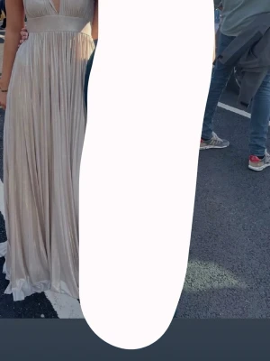 Champagnefärgad långklänning med v-ringning - Jätte fin val klänning från min bal!! Den är uppsydd men går att fålla ner! 