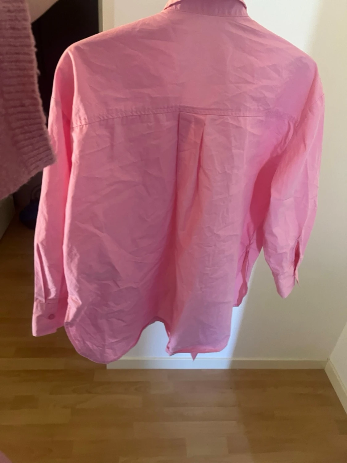 Ljusrosa skjorta med knappar - 2