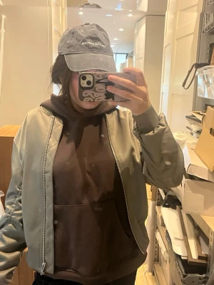 Grå bomberjacka med dragkedja - Snygg ljusgrön  bomberjacka med klassisk passform och silverfärgad dragkedja framtill. Jackan har ribbade muddar vid ärmslut och nederkant samt diskreta sömdetaljer på ärmarna. Jätte bra sommar jacka❤️