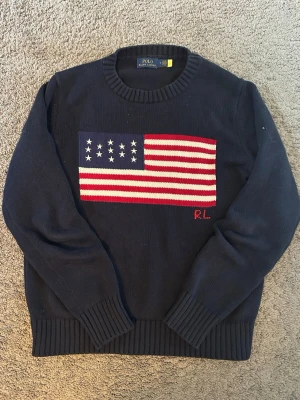 Polo Ralph Lauren stickad tröja - USA Polo Ralph Lauren stickad tröja i storlek M men den sitter som S/Xs. Sitter bra på mig som är 176, cond - 8/10. Hör av dig vid frågor 😉