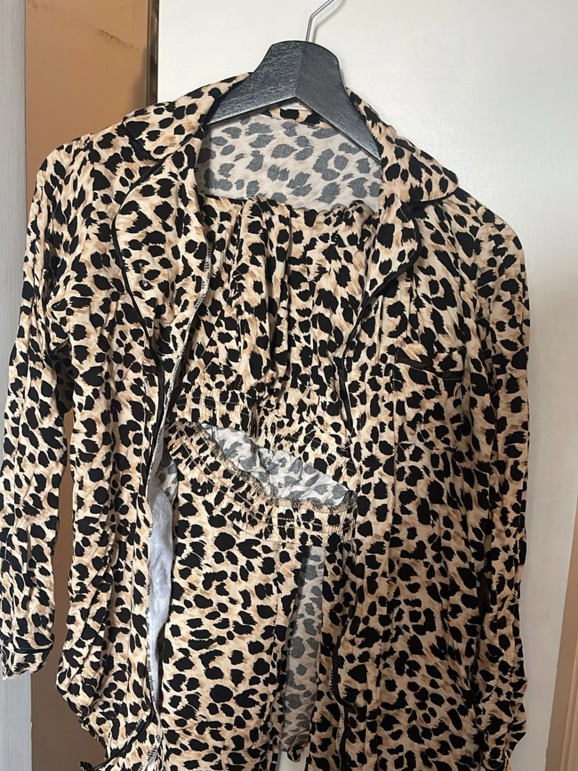 Leopardmönstrad pyjamas i två delar