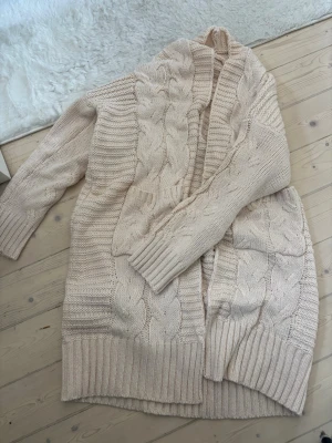 Kofta - Jätte fin grovstickad kofta 