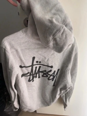 Stüssy Hoodie - Säljer denna snygga stüssy hoodie som är i storlek S. Väldigt bra skick!