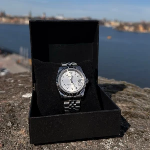 SEIKO MOD - White Arabic Dial (Datejust) - Självbyggd SEIKO MOD klocka med vit tavla och arabiska siffror.