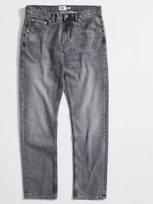 Grå raka jeans från 157 - Snygga grå jeans från 157 med rak passform och klassisk femficksdesign. Jeansen har en tvättad look och är tillverkade i denim, vilket ger en avslappnad och trendig stil. Perfekta för dig som gillar en enkel men stilren vibe.