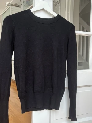 Svart stickad tröja med gulddetaljer - Lapparna är tyvärr avklippta men passar mig som bär XS-S