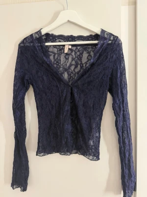 Urringad spetströja - Säljer en långärmad urringad spets tröja med knappar hela vägen ner, väldigt fin och festlig tröja, passar perfekt till sommaren