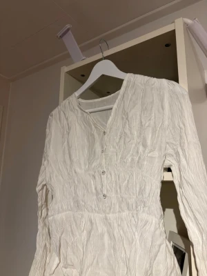 Vit somrig blus - Fin vit blus perfekt till sommaren🥰hör av dig vid frågor