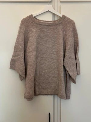 Stickad tröja - Säljer denna super fina beige stickade tröja i storlek M.  Använd ett fåtal gånger därav bra skick!🩷