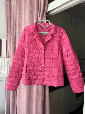 Marella Sport rosa lätt jacka – storlek 42 - Marella Sport rosa lätt jacka – storlek 42  Snygg och lätt vadderad jacka från Marella Sport (Max Mara group). Kort modell med tryckknappar och klassisk krage. Perfekt för vår och höst.  Storlek: 42 Färg: rosa Skick: bra begagnat skick  
