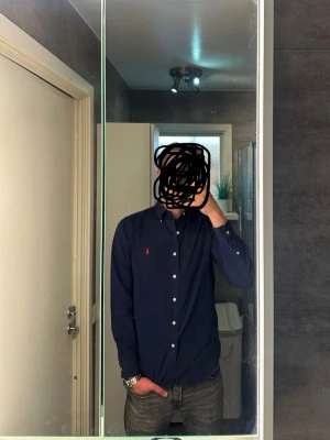 Ralph Lauren S Reserverat  - En riktigt snygg Ralph Lauren skjorta i storlek S. Den är i väldigt bra skick men har tyvärr fått ett litet litet hål som syns på sista bilden. Skriv vid frågor och kolla gärna in min profil för fler feta plagg. Vid köp av fler plagg kan ett paketpris lösas med rabatt:)