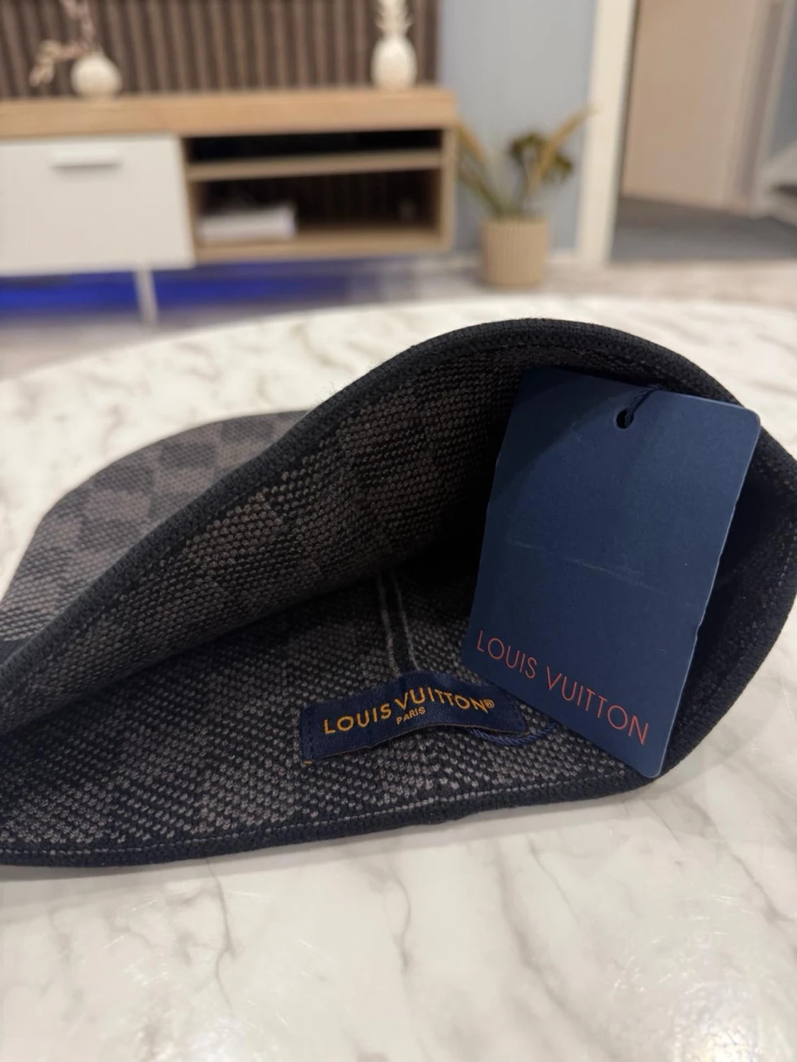 En ljus svart mössa - 1