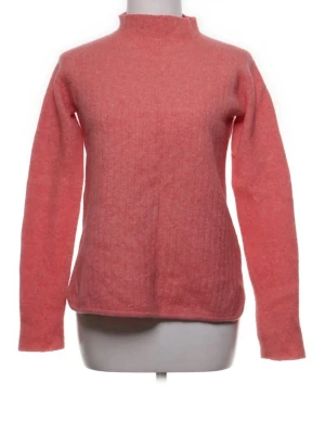 korall/aprikos stickad tröja från re.draft - Mysig rosa stickad tröja från re.draft med rak passform och hög hals. Tröjan har långa ärmar och är tillverkad i ett mjukt matrial. köpt från sellpy o säljer för den inte passade