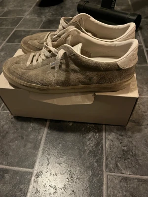 Soul-Star beige mocka sneakers - Snygga beige sneakers från Soul-Star i mjuk mocka med vita detaljer och snörning. Skorna har en klassisk låg siluett och vit sula. Perfekta för dig som gillar stilrena och tidlösa sneakers med en touch av retro.