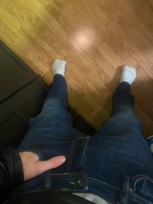 Jack & Jones blå jeans 34/34 - Säljer ett par blå jeans från Jack & Jones, modell JJICLARK JJORIGINAL JOS 278 NOOS. Klassisk blå denim med normal passform och raka ben. Jeansen har fem fickor och bälteshällor, perfekta för en avslappnad stil. Helt nya