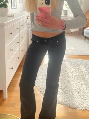 Svarta bootcut abrand jeans - Säljer ett par svarta bootcut jeans med låg midja. Märket är abrand jeans. Säljer då de är lite för stora för mig och lite långa. Är 166 cm🩷storlek w26 tall. De är i väldigt bra skick och bara använda fåtal gånger