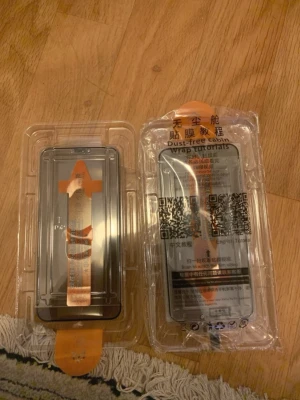 Privacy skärmskydd till iPhone 11 PRO/X/XS - Skydda din iPhone 11 Pro/X/XS med ett skärmskydd som även ger integritet. Skärmen syns bara rakt framifrån – perfekt så att ingen bredvid kan se vad du gör. Tillverkat i härdat glas som skyddar mot repor och sprickor, samtidigt som touch och bild behålls. Enkel att montera