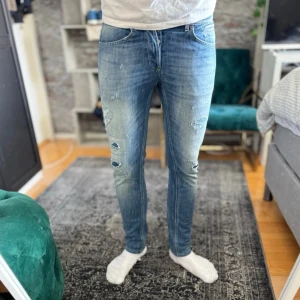 Dondup george jeans - Bra skick, inga defekter, sll slitningar är original. Nypris ca 3000kr. Storlek W32 men sitter som W31. Modellen är 185 cm, 80kg. Skriv för mer information!🤝