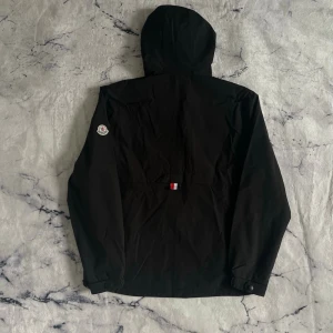 Snygg Vindjacka  - En mycket fin vindjacka med inga defekter. Jackan köptes som present men var för liten, därmed tänkte jag bli av med en. Sitter fint som S/M men skulle nog säga M.  Priset kan diskuteras!