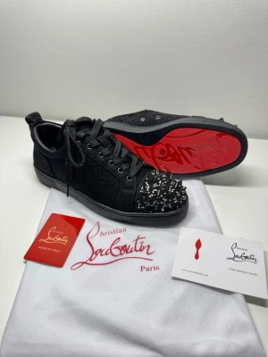 Diamond Louboutins - Riktigt feta sällsynta Loubs med glittrande diamanter / rhinestones och den ikoniska röda sulan. Dessa gör sig sjukt bra i mörkret på kvällen ute bland gatubelysning eller på klubben🙌🏽 Helt nya och oanvändna. Priset är diskuterbart.