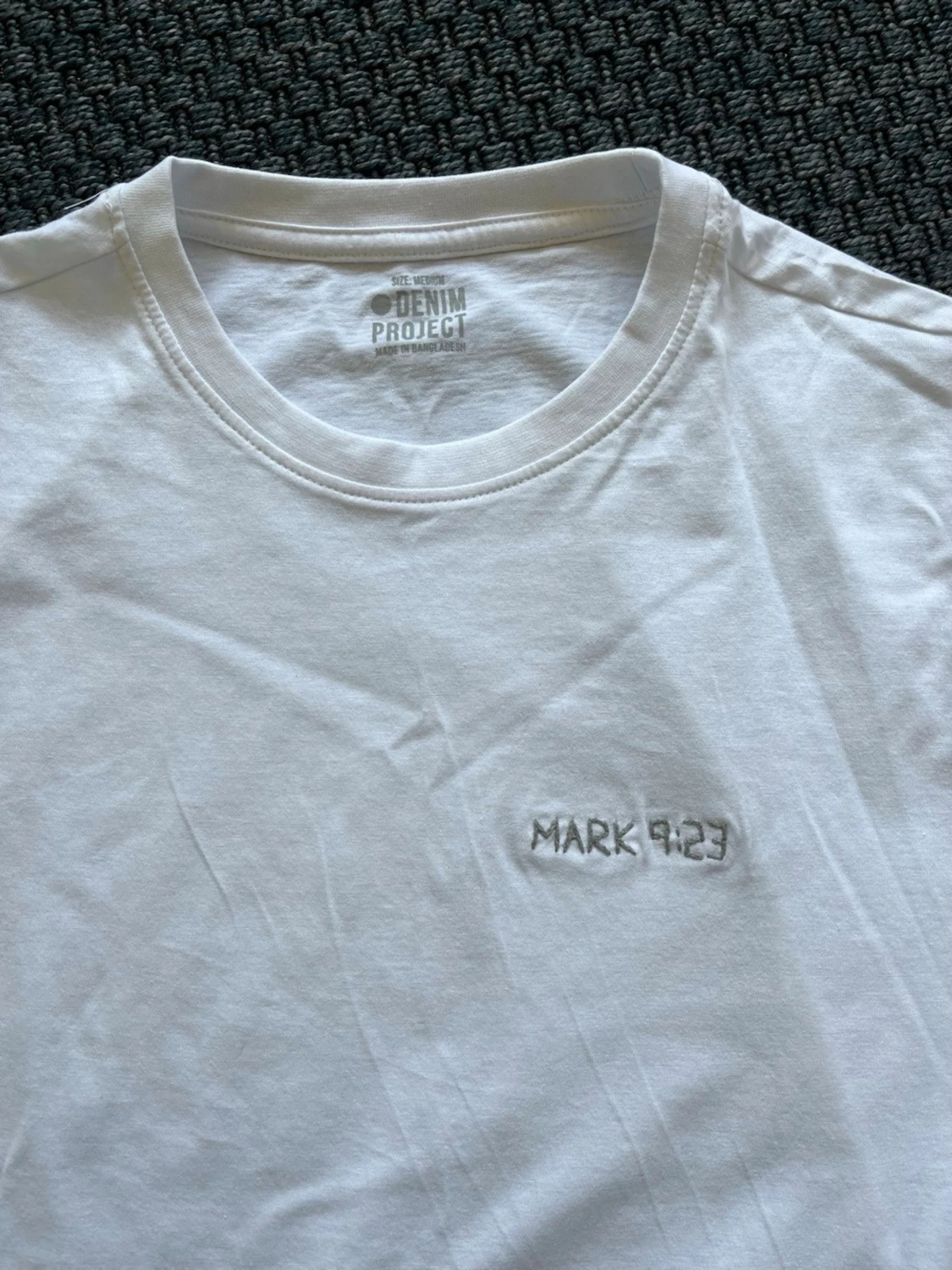 Handbroderad vit T-shirt - 1