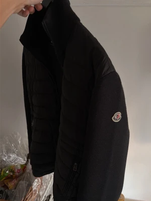 Moncler Cardigan  - Säljer nu denna riksfeta cardiganen från Moncler. Skick 8,5/10, storlek L men sitter som en M. Kvitto, box, tags finns. 