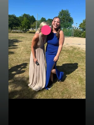 Balklänning eller fin klänning (den blå till höger) - En otroligt fin blå klänning. Använd endast en gång sedan hängt i garderoben. Öppen rygg kommer från bubbelroom