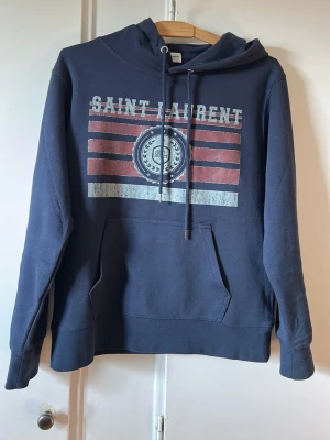 Saint Laurent hoodie - Hej och välkommen till liljestrands nu säljer vi en saint Laurent hoodie i bra skick utan större defekter sitter mer som xs skulle jag säga osäker på äktehet därav priset kom med frågor osv mvh liljestrands