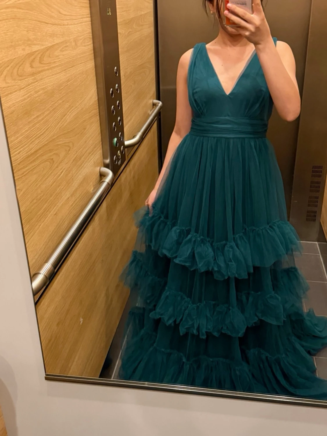 Grön långklänning med volanger - 1