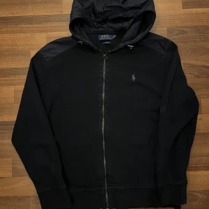 Ralph Lauren Cardigan - Tjena! Säljer denna stilrena Ralph Lauren cardigan. Riktigt fin och passar perfekt nu till våren. Skicket är väldigt bra, storlek M. Passar dig runt 180 beroende på hur du vill att den ska sitta samt om du ska ha någon tröja under. Vid frågor är det bara att höra av sig!