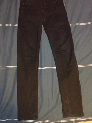 Jeans  - Svarta jeans med rak passform 