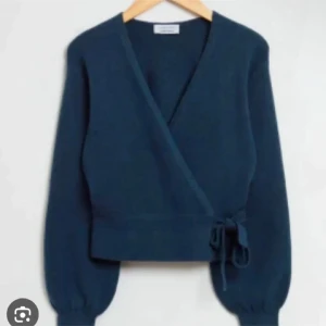 Mörkblå omlottkofta otherstories - Säljer en mörkblå omlottkofta från otherstories. Så snygg och säljs inte längre. Nypris 780kr och säljs inte längre💙