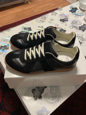 Maison margiela gats  - Tjena! Säljer ett par riktigt feta Maison margiela gats. Skorna är endast använda en gång. Priset kan alltid diskuteras och äktighets bevis finns! 