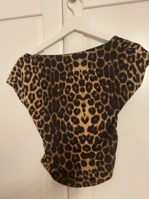 Leopardmönstrad topp  - Snygg topp med leopardmönster som har öppen rygg och är från SHEIN inte använd och har jätte mjukt material 