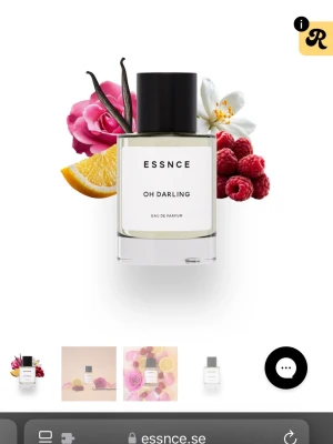 ESSNCE Oh Darling Eau de Parfum - ESSNCE Oh Darling Eau de Parfum kommer i en stilren, genomskinlig glasflaska med svart lock. Doften har inslag av hallon, vanilj, apelsin och blommiga toner. Flaskan har minimalistisk design med vit etikett och svart text.