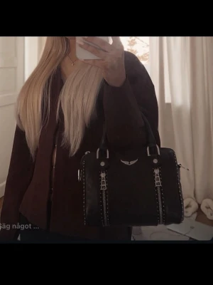 Zadig & Voltaire väska - Säljer min Zadig & Voltaire väska i modellen Sunny. Mycket bra skick, enda är att de silvriga detaljerna blivit lite missfärgade som man ser på bilderna.
