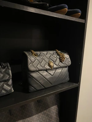 Kurt geiger väska - Säljer min fina väska ifrån Kurt geiger! Den är rymlig och väldigt fin💌den har lite slitage (se på bild 5-9) men funkar utan problem!❤️