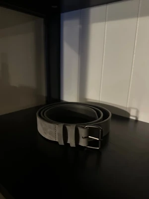 Mocka bälte grått - Ett riktigt fräscht o snyggt mocka bälte. De är i riktigt bra skick. De har inte kommit till användning mer än 1-2 gånger. Skriv vid frågor och kolla gärna in min profil för fler bälten och kläder. Vid köp av fler saker kan jag lösa paketpris med rabatt:)