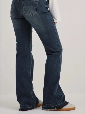 Mörkblå bootcut jeans  - Snygga mörkblå bootcut jeans med låg midja. Helt nya med prislapp och förpackning kvar. Nypris 599kr