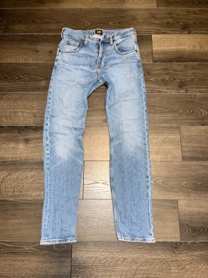Lee Rider Stl 28/32 - Lee Rider Herr Jeans. Storlek 28/32. Slim fit. 