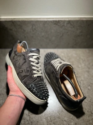 Christian Louboutin camo (sällsynta) - Sällsynta Christian Louboutin med kamouflagemönster. Dom är i ett bra skick. Dustbag ingår också. Nypris ligger på runt 10 000kr men här kan dom köpas för bara 3199kr. Vid fler frågor är det bara att skriva!