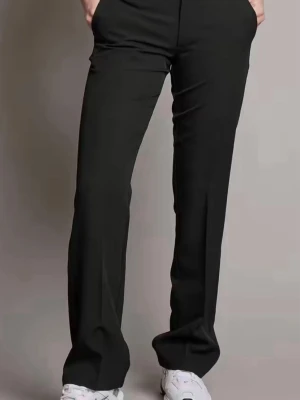 Bik bok Vera kostymbyxor - Svarta lågmidjade kostymbyxor från bik bok i storlek 36, modellen Vera TALL. Super skick!🌟