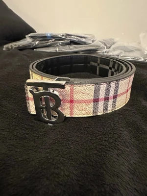 Bb bälte tvåsidig  - Tvåsidigt går att bytta hål snyggt 