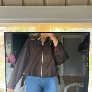 Gina Tricot faux suede high neck jacket - Stl S, helt ny med lapparna kvar. Mocka imitation. Brun. Slutsåld hos Gina.