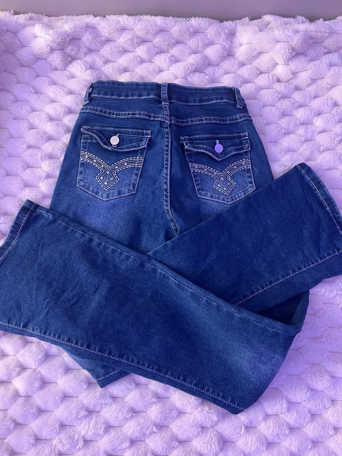 Mörkblå bootcut jeans med broderi