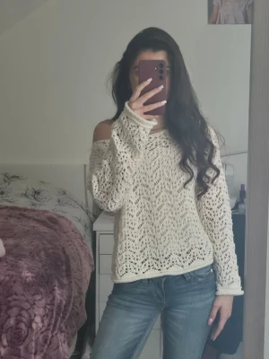 Vit stickad spetsmönstrad tröja i storlek S - Snygg krämvit stickad tröja med spetsmönster och långa ärmar. Tröjan har en rak passform och är perfekt med och utan linne under. Mjukt material och diskret vågig kant nedtill ger en extra touch. Jätte snygg nu till kallare sommardagar ❤️ skriv gärna om prisförslag 🫶❤️Storlek S