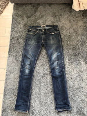 Blå slim fit jeans från Acne Studios - Säljer ett par blå slim fit jeans från Acne Studios med klassisk femficksmodell och snygga slitningar på framsidan. Jeansen har normal midja, raka ben och är tillverkade i denim med kontrastsömmar. Personligen tycker jag det är ett väldigt skönt material och ett par rikgit feta byxor. Jag säljer pga att de ej passar mig längre. Skriv om du har några frågor, pris kan såklart diskuteras!