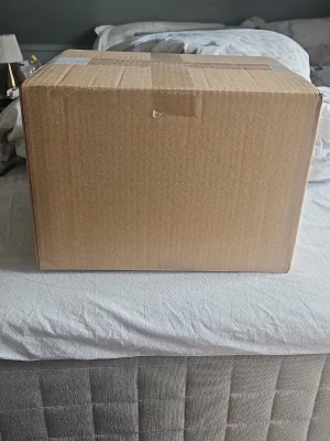 Mystery box - Denna stora box är fylld till toppen med massa skönhet och även en väska ett par skor och några plagg men mest skönhet.       Kontakta för mer information 