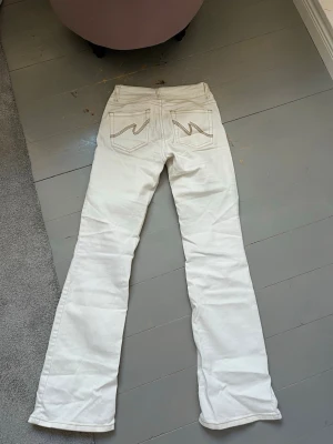 Vita bootcut jeans från Nelly  - Säljer ett par vita bootcut jeans från Nelly. Är 172 cm lång kom privat om ni vill ha fler bilder eller några frågor 